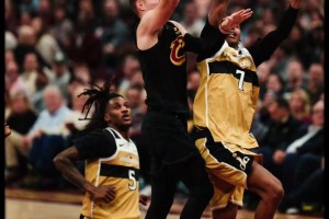 奇兵！登哥骑士首秀不料杀出个梅里尔！半场狂飙7记三分砍26分